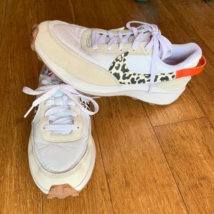 Like New Women’s Nike Waffle Debut 1972 size 10